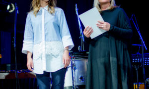 Dace Baidekalne kļuva par "Gada sievieti dizaineri 2016", balvu pasniedz konkursa atbalstītāja dizaina salona "Inspira" vadītāja Kristīne Vētra.
