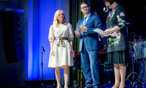 Anita Grase, dizainere, dizaina studija "Mākonis" - "Gada sieviete dizaina veicinātāja 2016", balvu pasniedz Sergejs Frolovs, foruma atbalstītāja "Būvuzraugi.LV" vadītājs, un Māra Lāce, LNMM direktore.