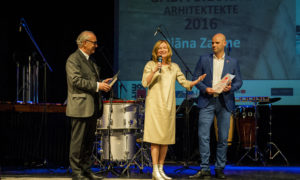 Arhitekte Diāna Zalāne, "Gada sieviete arhitekte 2016", balvu pasniedz arhitekts Andris Kronbergs, atbalstītāju pārstāvis Normunds Prunte