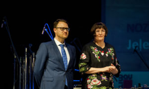 Māra Lāce, LNMM direktore, un Sergejs Frolovs, foruma atbalstītāja "Būvuzraugi.LV" vadītājs