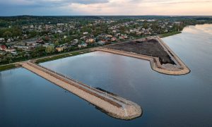 Jauna aizsargmola (straumvirzes) būvniecība pie Ogres upes ietekas Daugavā. Pasūtītājs Ogres novada pašvaldība. Projektētājs Meliorprojekts. Būvnieks Valkas meliorācija. Būvuzraudzība Firma L4.