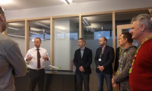 Žūrija 2017.gada 19.janvārī apmeklē rekonstruēto "airBaltic" biroja ēku. Par ēku stāsta uzņēmuma vadītājs Martins Gauss. 