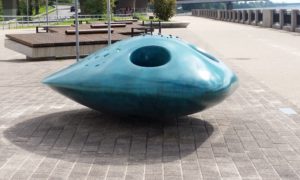 Publiskā ārtelpa. Skulptūra “Leste”, tēlniece Olga Šilova, Daugavas krastmalas promenādē Rīgā. 