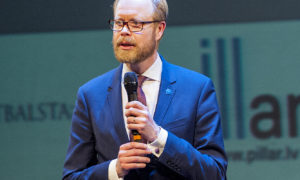 Somijas vēstnieks Latvijā Viņa ekselence Olli Kantanen apbalvoja laureātus nominācijā „Inženierbūvju rekonstrukcija”.