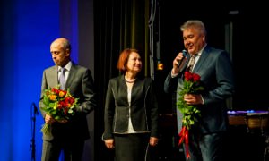 Alla Štolcere, O. Kalpaka Rīgas Tautas daiļamatu pamatskolas direktore, saņem atzinību par skolas rekonstrukcijas veicināšanu no Oļega Burova, RDĪD direktora, un Jura Kravaļa, "Abora" vadītāja