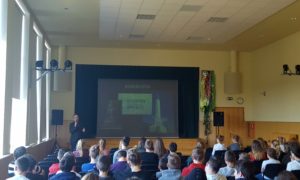 "Ulle" vadītājs Uldis Leilands 2018.gada 23.martā Ķekavas vidusskolas skolniekus iepazīstina ar akmens apstrādi kampaņas "Mācies būvniecību" ietvaros.