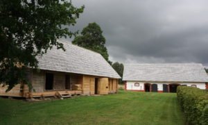 Viļa Plūdoņa muzeja “Lejenieki” klēts Ceraukstes pagasts, Bauskas novads. Pasūtītāj Bauskas novada dome. Projekts ”Livland group”. Būvnieks „Warss+”, būvdarbu vadītājs Matīss Markovskis. Būvuzraudzība Raimonds Bretšneiders, “Būves birojs”.