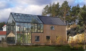 Lindbacken Greenhouse Lindbacken, Uppsala region, Sweeden, koka jaunbūve. Pasūtītājs Daniel Skott. Projekts «Glass & Wood”,«Tailor made architecture”. Būvnieks “GLASS & WOOD”. Būvuzraudzība Niklas Dahlström.