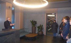 2020.gada 12.februārī skolnieki, ēnojot attīstītāja Axi Invest pārstāvi arhitektu Ervīnu Timofejevu, no Rīgas Vācu ģimnāzijas un Rīgas 3.ģimnāzijas apmeklēja vienu elegantākajām jaunajām dzīvojamajām ēkam Rīgas centrā - Lāčplēša ielā 11/13.