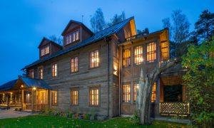 Koka būve. Brīvdienu māja Rīgas iela 32a ,Saulkrasti. Pasūtītājs Brīvdienu māja, projekts Uldis Bartkevičs, būvnieks IU Emīls Benga.