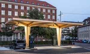Elektroauto ātrās uzlādes stacija Kopenhāgenas iekšpilsētā Frederiksbergā (Dānija). Pasūtītājs Clever A/S. Projektētājs Cobe. Būvnieks ZAZA TIMBER. 