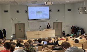 Linstow Baltic projektu direktors Andis Kublačovs RTU Būvniecības fakultātes studentiem 2022.gada 3.novembrī lekcijā Ievads būvniecībā skaidroja ilgtspējīgas būvniecības aspektus.