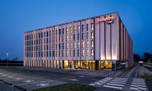 Viesnīca “Hampton by Hilton”, Priezkalni A, Rīga. Pasūtītājs I Future Investments, attīstītāji VPH Latvia, projekts Mark arhitekti, būvnieks UPB nams, būvuzraugs Northproject.