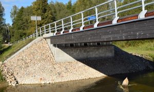 Jauns tilts pār Vircavas upi. Pasūtītājs Jelgavas novada pašvaldība, projekts Rodentia, būvnieks Rīgas tilti, būvuzraugs Projekts 3.