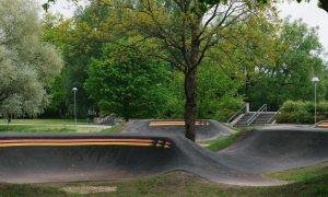 Multifunkcionālas asfalta pumpu velotrases būvniecība Kuldīgā. Pasūtītājs Kuldīgas novada pašvaldība, projekts un būvnieks City Playgrounds, būvuzraugs Būves un Būvsistēmas.