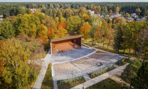 Nominācija Ilgtspējīgākais teritorijas labiekārtojums. 3.vieta Saulkrastu brīvdabas estrāde un Neibādes parks, Latvija. Pasūtītājs Saulkrastu dome. Projektēšana, būvniecība Tilts, būvuzraudzība PS L4&Mūsu uzraugs.