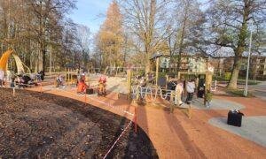 Rotaļu laukums Ēbeļmuižas parkā, Rīgā. Pasūtītājs Rīgas pa&scaron;valdības Mājokļu un vides departaments. Projektētājs un būvnieks FIXMAN. Būvuzraugs Marčuks.