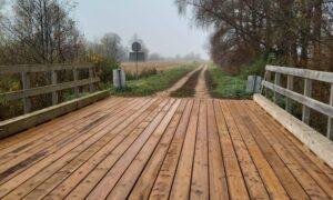 Inženierbūve &ndash; pārbūve. Tilts pār Auces upi Centra Jaunzemji &ndash; Lāči, Glūdas pagasts. Pasūtītājs Jelgavas novada pa&scaron;valdība. Būvnieks Zemgales ceļu būve.