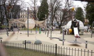 Rotaļu laukums Vērmanes parkā, Rīgā. Pasūtītājs Rīgas pa&scaron;valdības Mājokļu un vides departaments. Projektētājs PALAST ARCHITEKTS. Būvnieks GUMI MIX GROUP. Būvuzraugs Marčuks.