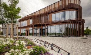 Koka būve. Birojs ar veikalu un noliktavu Reinvaldu iela, Rīga. Pasūtītājs TZMO Latvija. Projektētājs Projektu birojs Grietēns un Kagainis. Būvnieks 3A. Būvuzraudzība Raivis Ozoliņ&scaron;. 