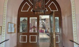 Restaurācija.Daugavpils Jaunbūves Pirmās Vecticībnieku draudzes baznīcas durvis. Pasūtītājs &ndash; Vecticībnieku draudze. Projektētājs Ludmila Kļe&scaron;ņina. Restaurācijas darbu veicējs Preiļu celtnieks. 