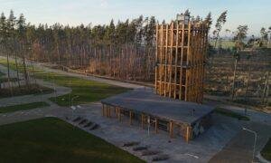 Koka būve. Daudzfunkcionāls laukums un skatu tornis Tērvetē. Pasūtītājs AS Latvijas valsts meži. Projektētājs BM-projekts. Būvuzraugs Būves birojs.