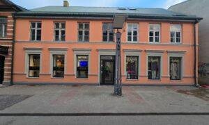 Fasādes restaurācija Tirgoņu iela 23, Liepāja. Pasūtītājs Oļegs Stankēvičs, Tatjana Stankēviča. Projektētājs Ivars &Scaron;mits. Būvnieks ML Būve. Būvuzraugs Laimonis Dimants.