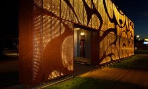 Fasāžu atjauno&scaron;ana. Jēkabpils autoosta. Pasūtītājs Jēkabpils autobusu parks. Projektētājs Arhilacis. Būvnieks O&scaron;ukalns celtniecība. Būvuzraugs Preiļu celtnieks.