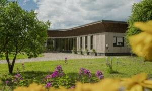 Koka būve. ZTC biroja ēka Meža ielā 22, Valgundes pagastā. Pasūtītājs un būvnieks Zemgales Tehnoloģiskais centrs. Projektētājs Oskars Salputra. 