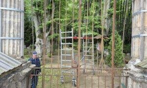 Vārti un tiltiņ&scaron; ar dekoratīvām skulptūrām Elejas muižas parkā. Pasūtītājs Jelgavas novada pa&scaron;valdība. Darbu veicējs Birkens. Būvuzraudzība AIG.