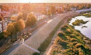 Jēkabpils aizsargdambja pārbūve. Pasūtītājs Jēkabpils novada pa&scaron;valdība. Projektētājs MELIORPROJEKTS, arhitekte Laura Lāce, ainavu arhitekte Sintija Neparte. Būvnieks Jēkabpils PMK. Būvuzraugs Firma L4.