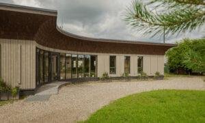 Jauna ZTC biroja ēka Meža ielā 22, Valgundes pagastā. Pasūtītājs un būvnieks Zemgales Tehnoloģiskais centrs. Projektētājs Oskars Salputra. 